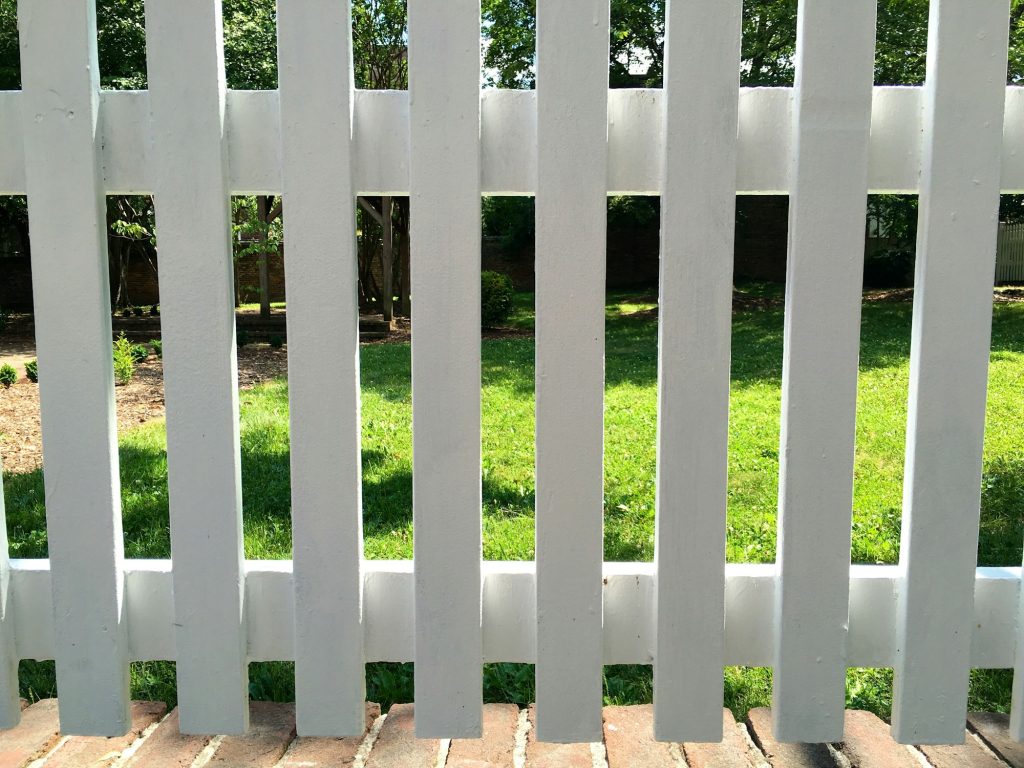 white picket vinyl fence